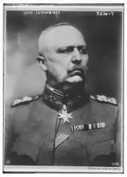 photographie d'un homme en uniforme