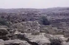 des maisons construrent presque au sommet d'un falaise, le plateau Dogon