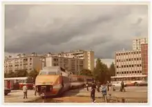 Rame TGV orange circulant au milieu de barres d'immeubles dans le 8e arrondissement à Lyon