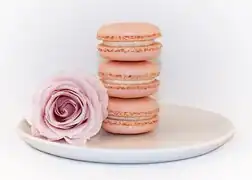 Macaron aux pétales de roses