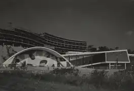 Le Pedregulho (en) en cours de construction.