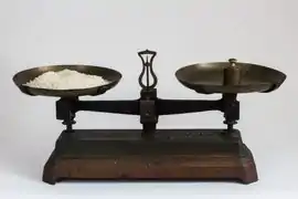 Balance Roberval d'une force maximum de 10&nbsp;kg (22 pounds), fabriquée en France vers la fin du 19e&nbsp;siècle.