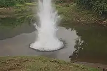 Dynamite explosant dans l’eau