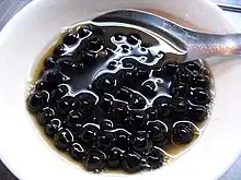 Une photo de petites boules noires.