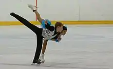 Photographie de deux enfants avec des patins aux pieds.