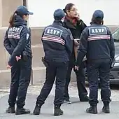Photographie de trois femmes portant des uniformes de police.