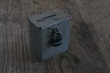 Tirelire métallique avec un cadenas.