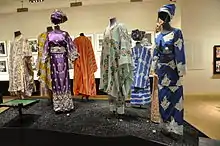 Échantillons d’habits tissés avec différents motifs.