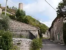 Photographie de maisons autour d'une rue.