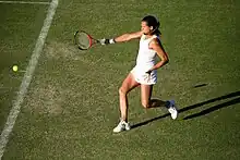 Photographie d’une femme en plein mouvement de raquette.
