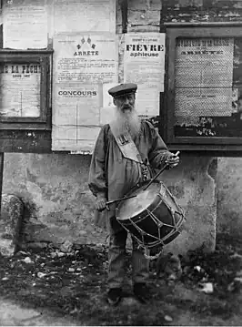 Crieur public à Auberive au début du XXe siècle.