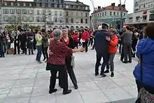 Photographie de personnes de loin se tenant les mains.