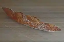 Photographie d’un pain aux bouts pointus.