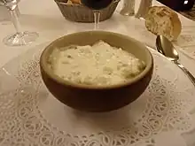 Photographie d'un bol avec une crème épaisse blanchâtre.