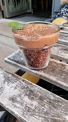 dessert au chocolat dans une coupe.