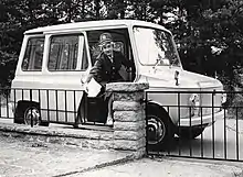 Photo d’une femme distribuant le courrier dans une petite camionnette « Tjorven »