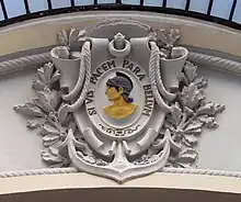 Photographie d'un relief sculpté en blanc et or.