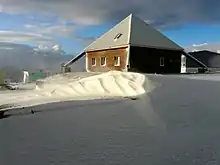 Tas de neige proche d’une maison.