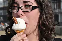 photo d’une jeune femme suçant une glace