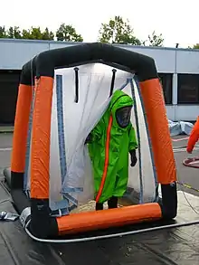 Décontamination d’un porteur de combinaison de protection chimique pendant une formation ABC (atomique-biologique-chimique) à Celle, en Allemagne.