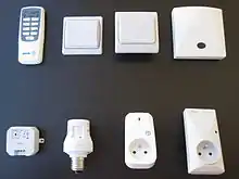 Avec une télécommande : interrupteurs, prises électriques, ampoules…