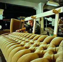 Photographie d'une personne et d'un canapé.