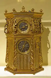 Photographie d’une pièce sculptée en or.