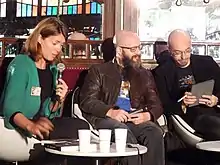 photographie : Anne Besson (modératrice), l’écrivain américain de fantasy Jim C. Hines et son traducteur français dans un café