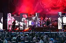 Photographie des musiciens sur scène.