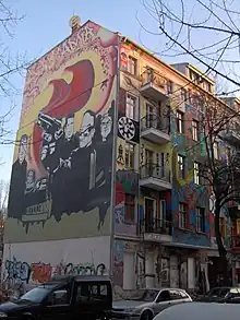 Photographie d'un immeuble aux façades colorées.