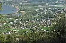 Photographie aérienne du village avec un lac sur la gauche.