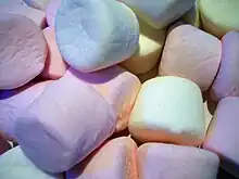 petits cylindres cotonneux aux teintes pastel