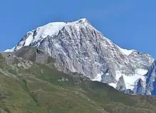 Photographie d’un sommet enneigé.