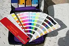 Photographie d’un nuancier présentant les couleurs Pantone.