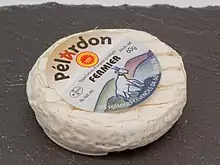 Photo du fromage sur une plaque d’ardoise