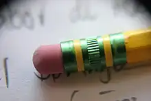 Gomme intégrée au bout d’un crayon.