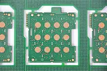 Liaison entre circuit imprimé et panneau de livraison par des ponts.