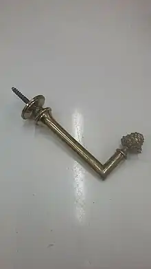 Porte-embrasse métallique (patère pour tenir les cordons de rideaux)