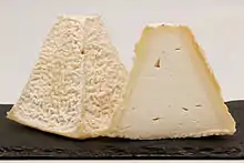 Photo du fromage de forme pyramidale.