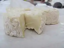 Photo du fromage de profil, entaillé.