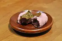 Photographie de deux pâtés de riz roses.