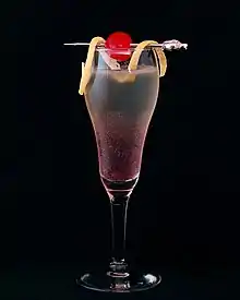 Photographie d'un verre sur fond noir.