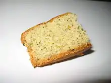 Photographie d’une tranche de gâteau avec des bouts verts.