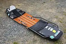 Photographie d'une planche avec des poignets.