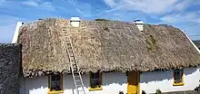 Toit en chaume, situé en Irlande.