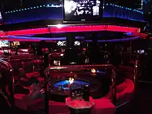 Photographie d'un lieu avec des banquettes.