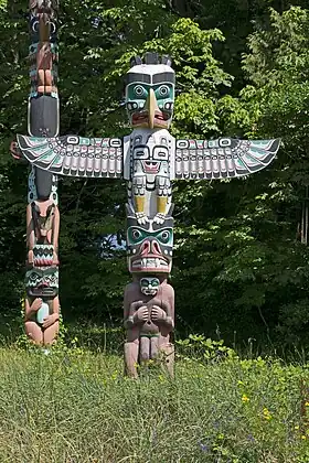 Mâts totémiques à Thunderbird House (la Maison de l'Oiseau-tonnerre) dans le Parc Stanley à Vancouver (Colombie-Britannique).