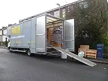 Photographie d'un camion et de mobilier d'intérieur.