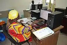 photographie : une dame avec les mains sur un clavier et des feuilles