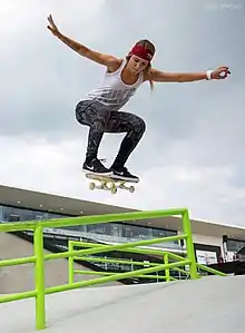 Photographie d'une skateuse en l'air.